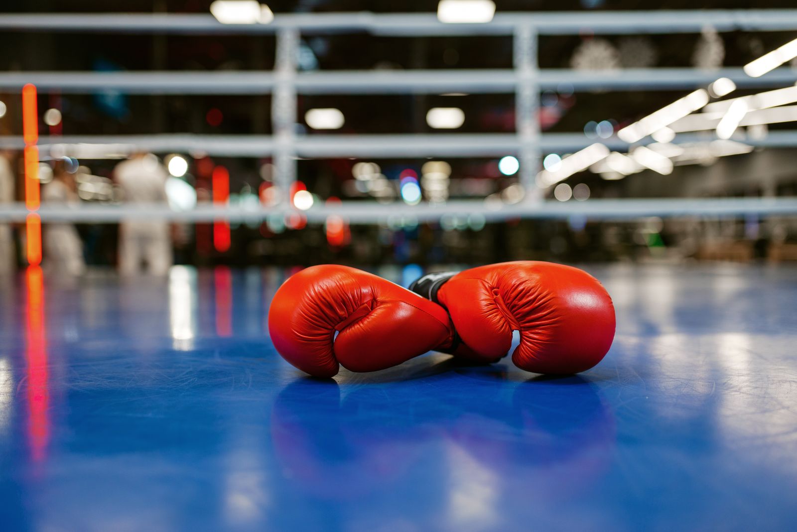 Rode bokshandschoenen in de ring